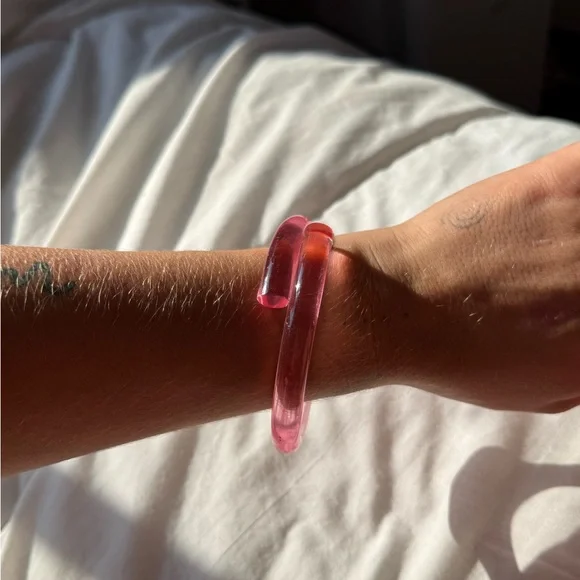 💖 Pink Acrylic Loop Bangle 💖 - Picture 3 of 4